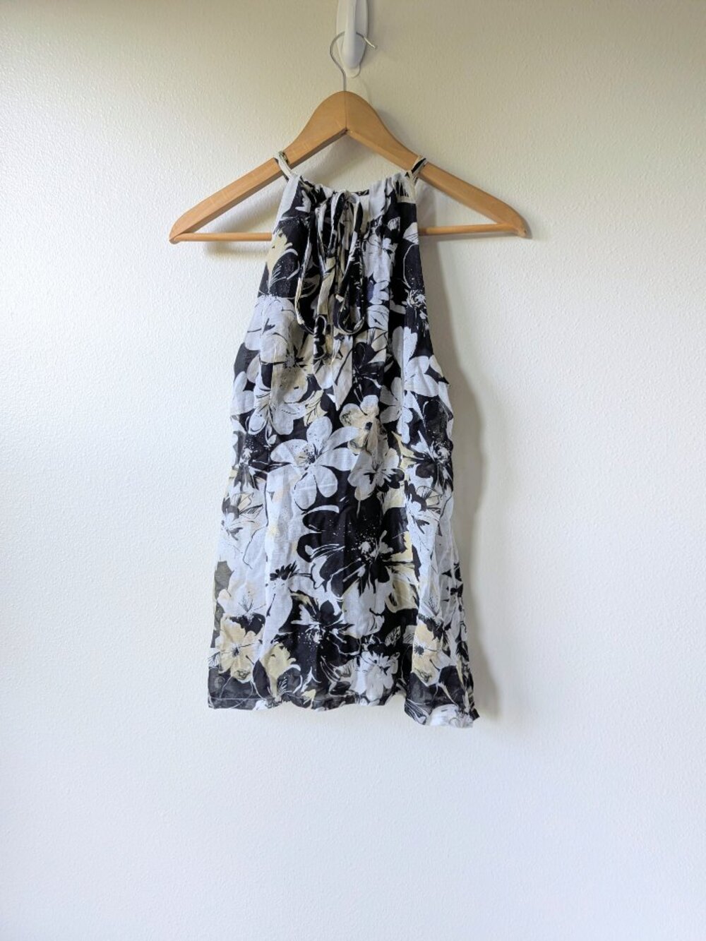 Tommy Bahama Floral Halter Neck Adjustable Tie Tank in Black + White Size S/P